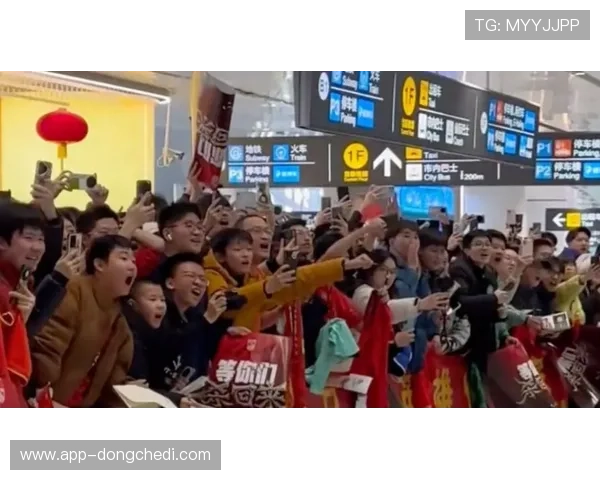 中国U23男足抵达北京受球迷热情接机,球员为球迷签名互动